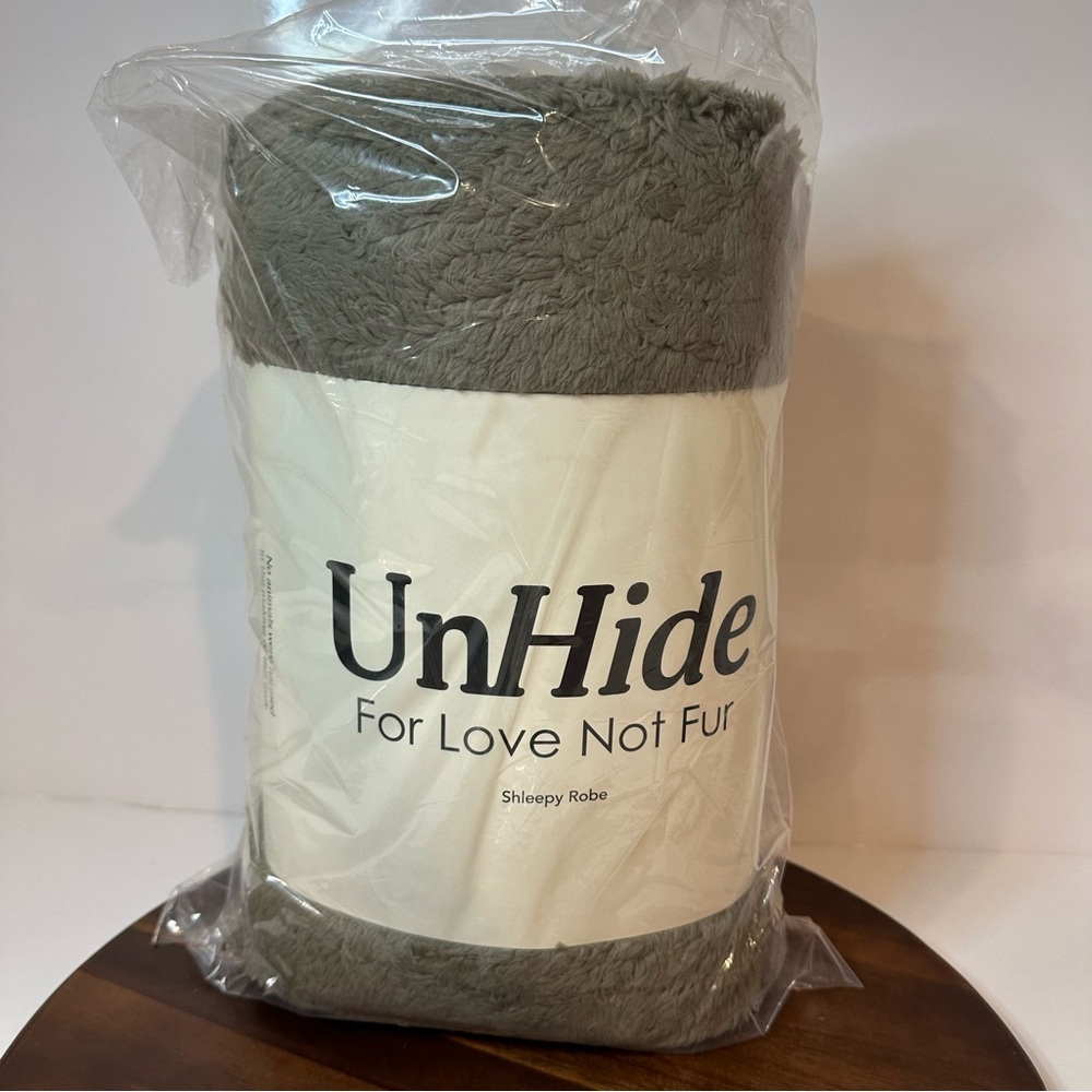 UnHide “For Love Not Fur” Sleepy Robe – Large – Taupe/Gray NEW in Packaging